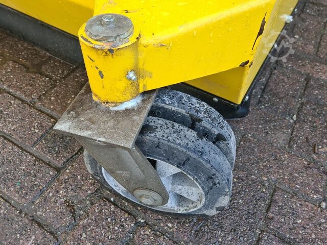 Borstel  MTS bezem met lepel insteek