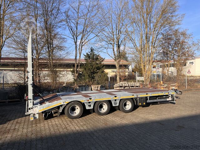 Lågbyggd trailer Möslein TT 34 Zugrohr Gerade  34 t GG Tridem- Tieflader 3 Achs, gelenktNeufahrzeug