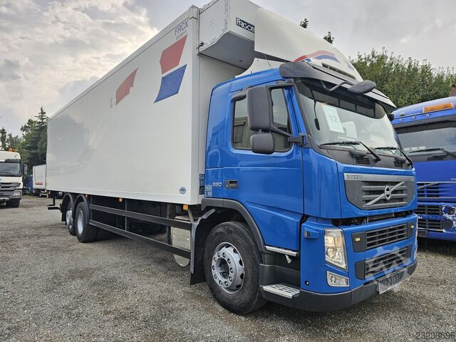 Caminhão frigorífico Volvo FM330 6x2 FRIGOBLOCK Multizone Lift/Lenk