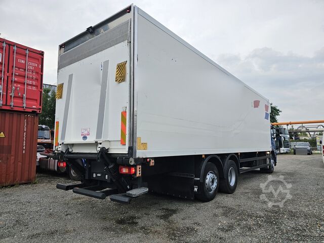 Caminhão frigorífico Volvo FM330 6x2 FRIGOBLOCK Multizone Lift/Lenk