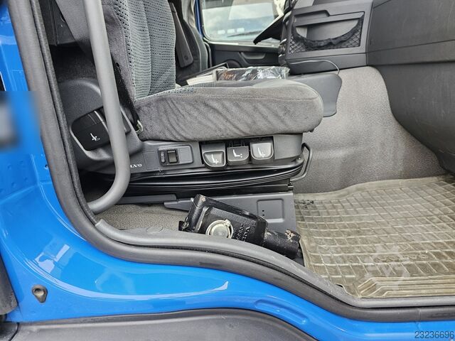 Caminhão frigorífico Volvo FM330 6x2 FRIGOBLOCK Multizone Lift/Lenk