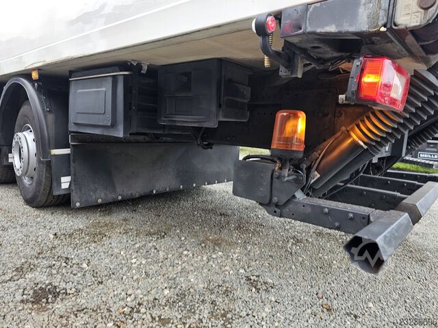 Caminhão frigorífico Volvo FM330 6x2 FRIGOBLOCK Multizone Lift/Lenk