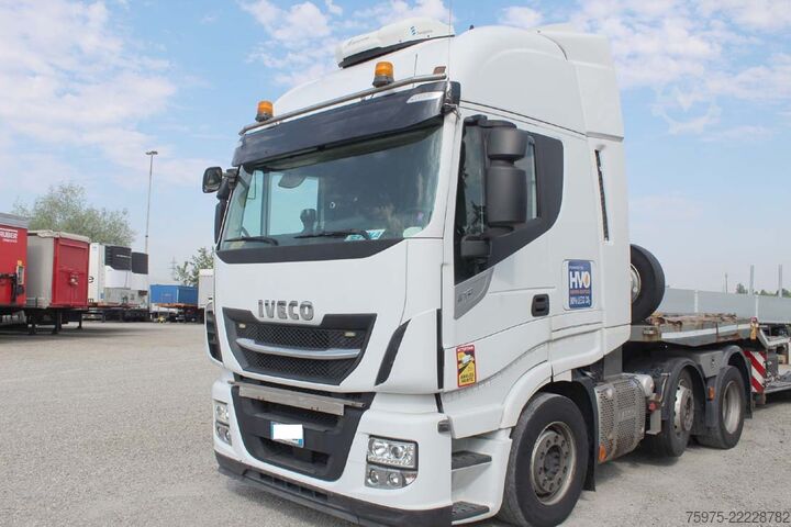 Tippbil Iveco trattore stradale 3 assi ribassato