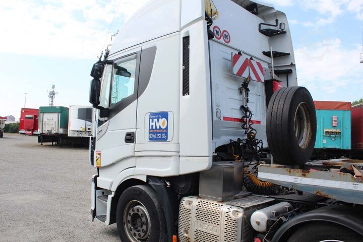 Tippbil Iveco trattore stradale 3 assi ribassato