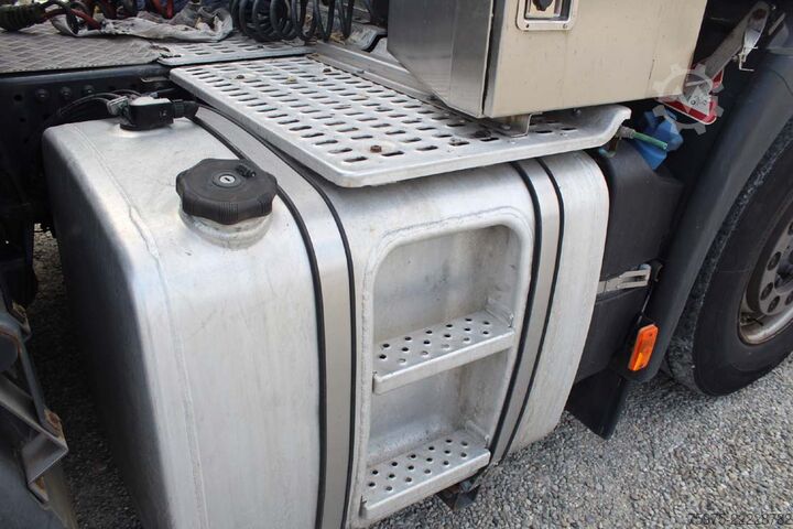 Tippbil Iveco trattore stradale 3 assi ribassato