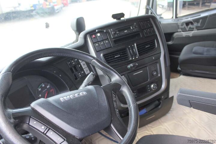 Tippbil Iveco trattore stradale 3 assi ribassato