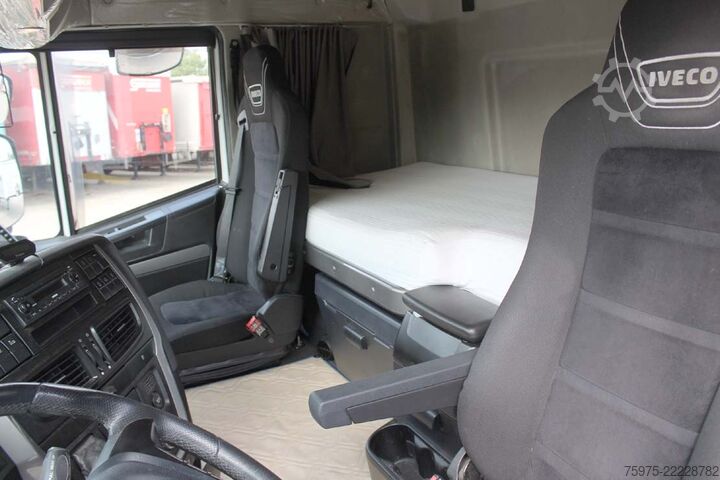 Tippbil Iveco trattore stradale 3 assi ribassato