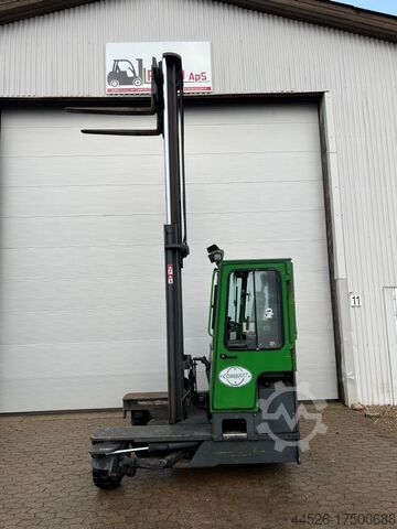 Chargeur latéral à quatre voies Combilift C4000