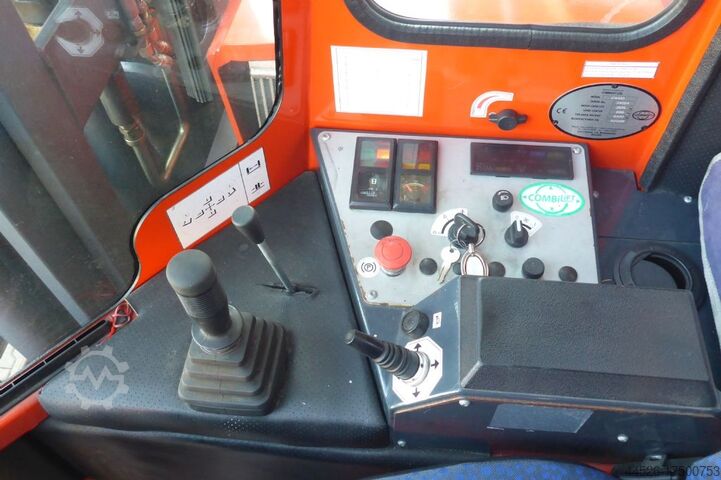 Chargeur latéral à quatre voies Combilift C4000