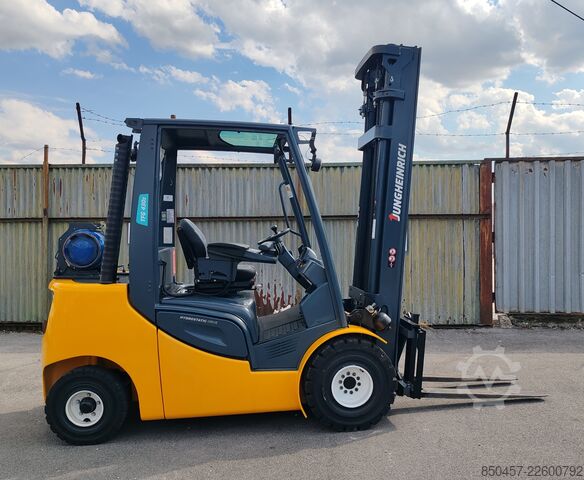 Stivuitoare pe gaz petrolier lichefiat (LPG) Jungheinrich TFG 430s 1555h/ 4.3m/ 4v