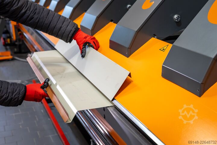 Dobradora de chapas metálicas Stefa VHB620