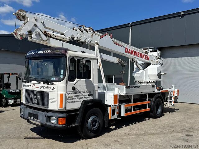 Vrachtwagen met kraan MAN 18t + Böcker AK 30/1000