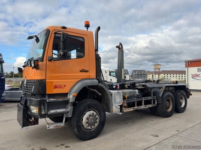 Camião porta-contentores de gancho MERCEDES-BENZ ATEGO 2628 * 6 x 4*LIFTACHSE*KLIMA*WINTER/SCHILD