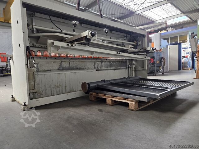 Foarfecă hidraulică tip ghilotină LVD CS 31/6