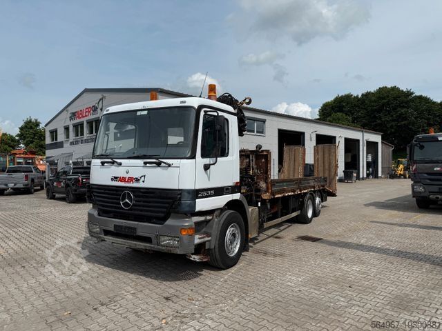 Dépanneuse MERCEDES-BENZ 2535 Actros MP1 Baumaschinentrans. KRAN + RAMPE