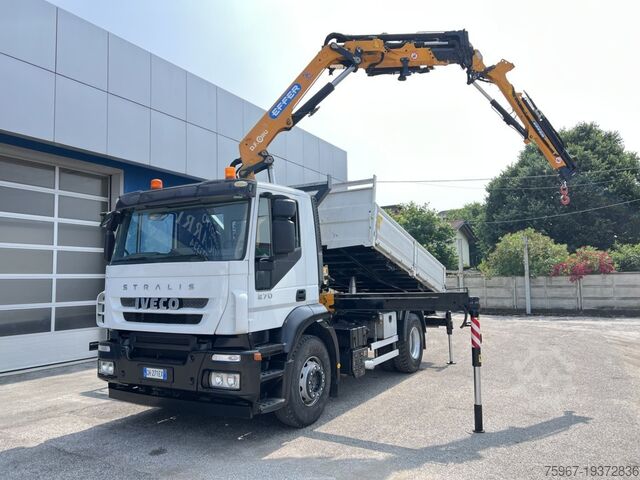 Třístranný sklápěč s jeřábem Iveco Stralis 270