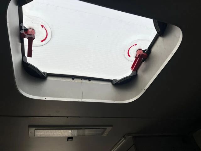 Scania P230 TOP: többfunkciós tér légkondicionálóval (lakóautó?), 22 kVA generátor, hidraulikus kitá Scania P230 TOP: multifunct. ruimte met airco (camper?...