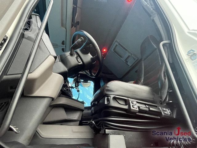 Houttransportwagen Scania R 650 B6x4NB RETARDER V8 WOOD KESLA 2112T CRANE