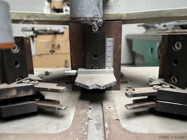 Sertisseuse d'angle FOM FOM COBRA