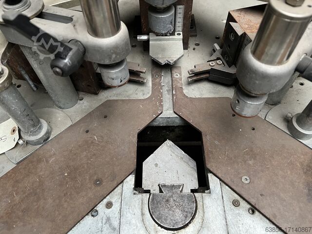 Sertisseuse d'angle FOM FOM COBRA