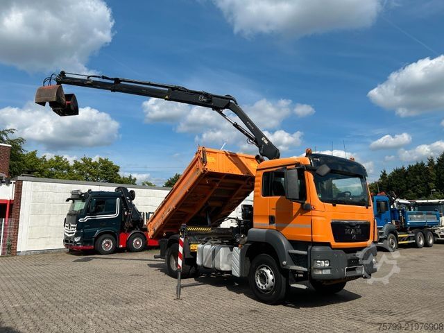 Three-sided tipper truck MAN 18.320 3Skipper mit HIAB 111 Kran + Greifer