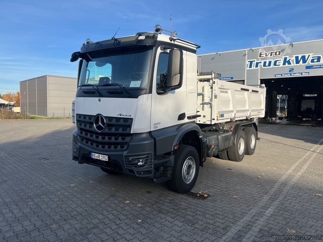Camión volquete trilateral MERCEDES-BENZ Arocs 2651 K 6x4 Meiller Trigenius Bordmatik