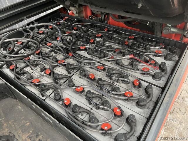 Electric 4-wheel forklift Linde E30-01