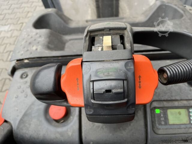 Stand-on stacker Linde D12SP