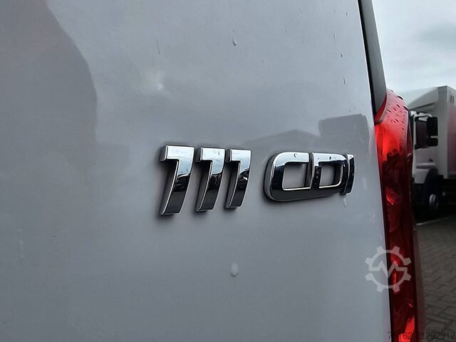 Bestelauto MERCEDES-BENZ VITO 111 dierenvervoer