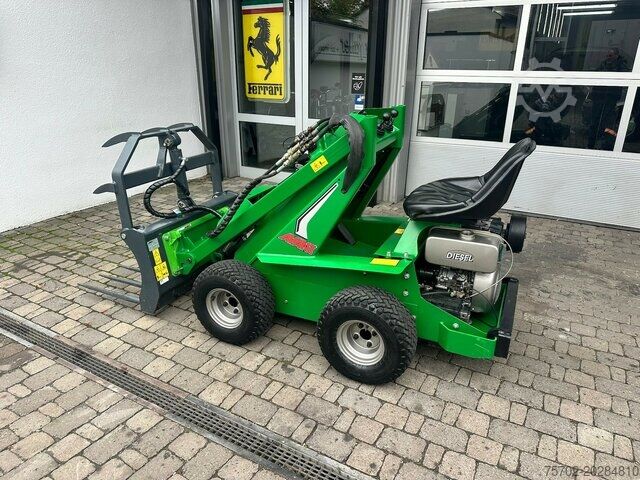 Hoflader Avant Tecno Proficat 4WD Diesel mit Schaufel + Krokozange