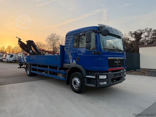 Camión de plataforma MAN TGM 12.250 4x2 Pritsche 20m KRAN FUNK AHK