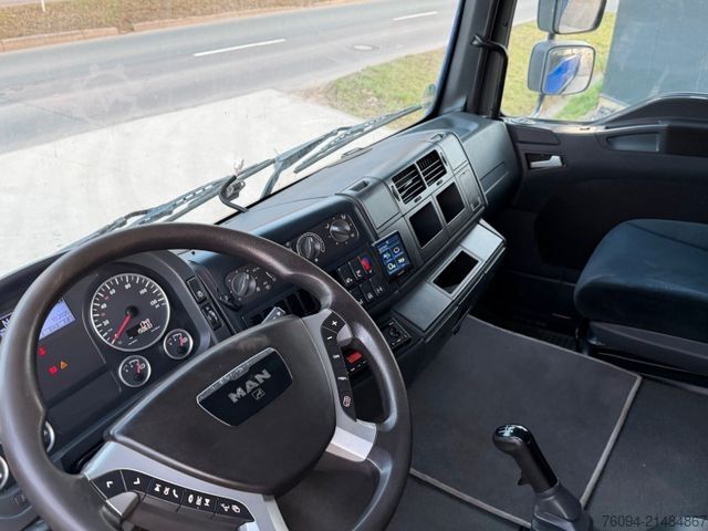 Camión de plataforma MAN TGM 12.250 4x2 Pritsche 20m KRAN FUNK AHK
