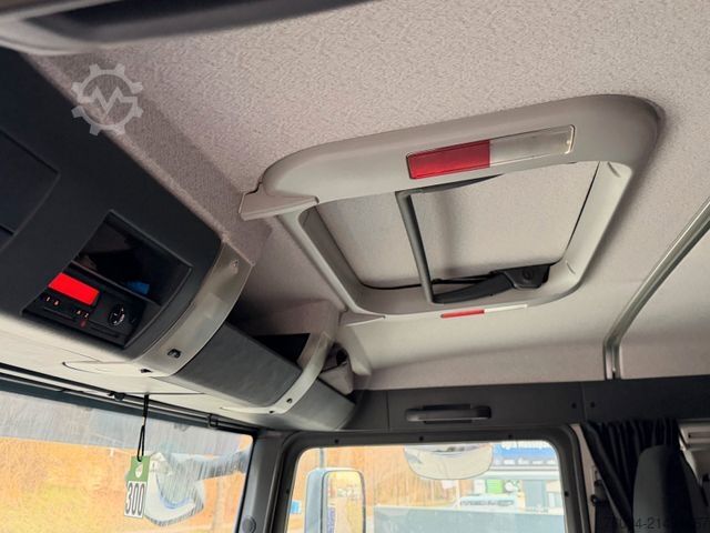 Camión de plataforma MAN TGM 12.250 4x2 Pritsche 20m KRAN FUNK AHK