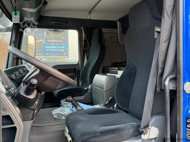 Camión de plataforma MAN TGM 12.250 4x2 Pritsche 20m KRAN FUNK AHK