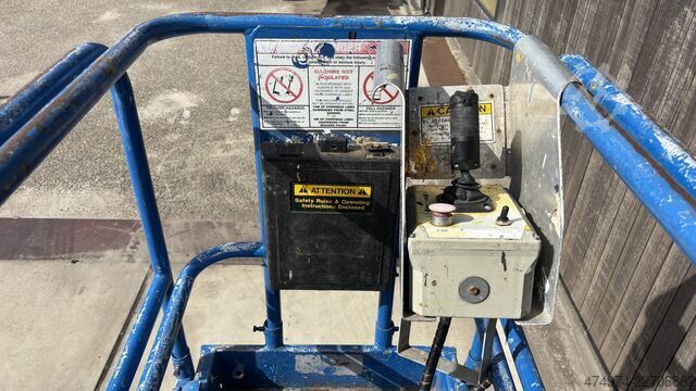 Scissor lift work platform Up-Right MX19
