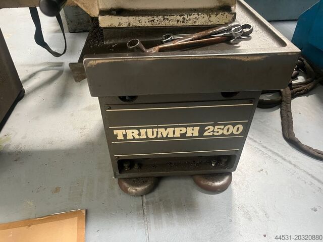 Tokarka centralna Colchester Triumph 2500