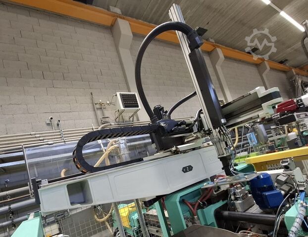 CNC mašina za brizganje plastike sa robotom Arburg 520S 1500/800