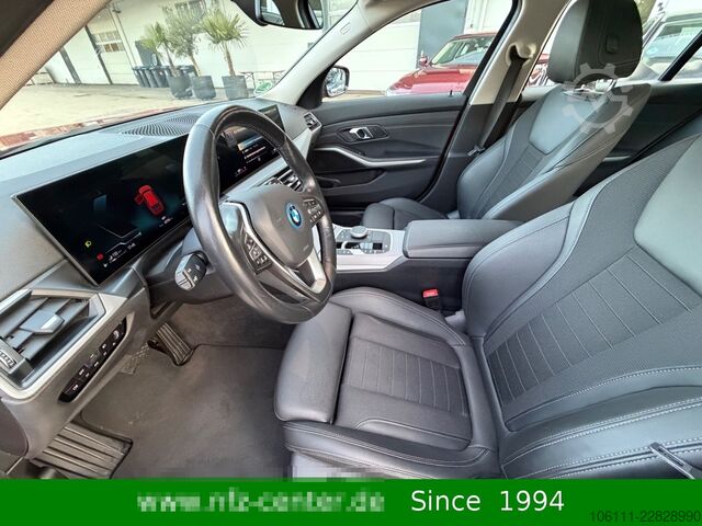 Minibuss BMW 330e Touring WIDESCREEN/Leder/Driving Assistant