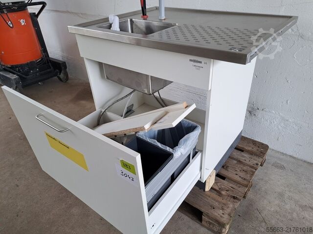 Εργαστηριακό τραπέζι με επιτοίχιο ράφι  