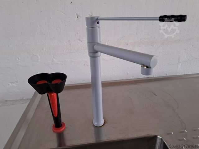 Εργαστηριακό τραπέζι με επιτοίχιο ράφι  