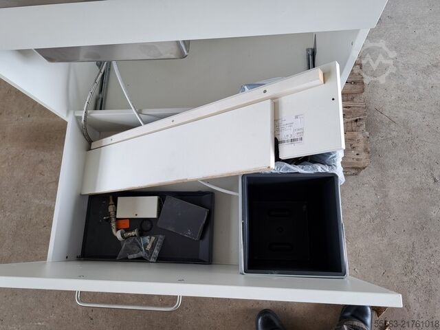 Εργαστηριακό τραπέζι με επιτοίχιο ράφι  