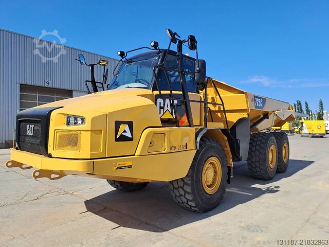Sklápěč CAT 725C2