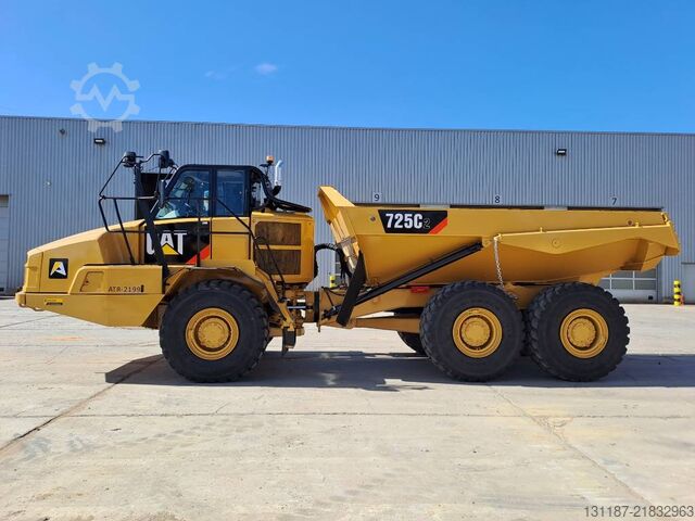 Sklápěč CAT 725C2