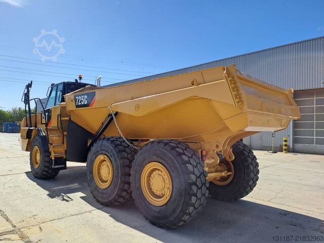 Sklápěč CAT 725C2