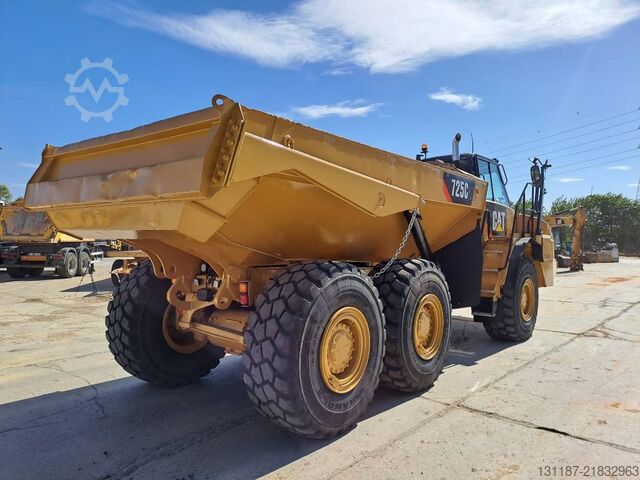 Sklápěč CAT 725C2