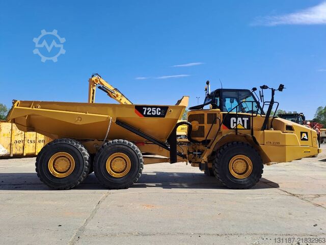 Sklápěč CAT 725C2