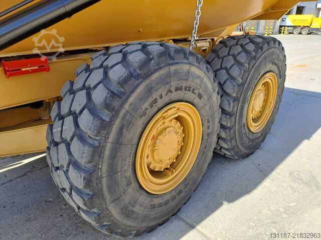 Sklápěč CAT 725C2