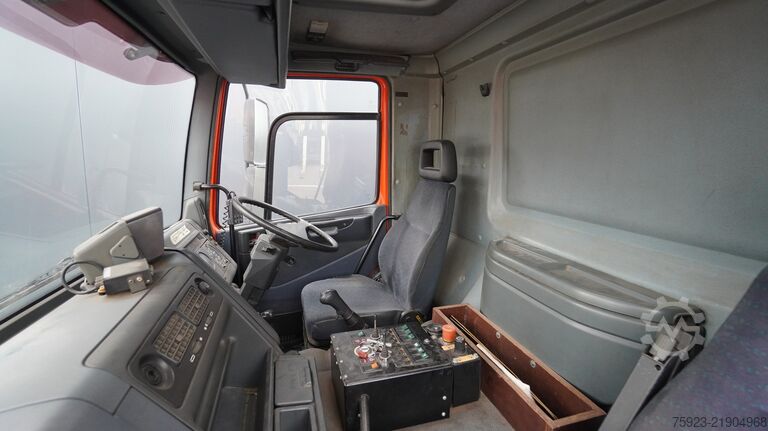 οδοκαθαριστικό μηχάνημα DAF 65.180 ATI right-hand drive street sweeper truck