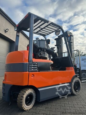 Forklift Toyota 7FBMF30