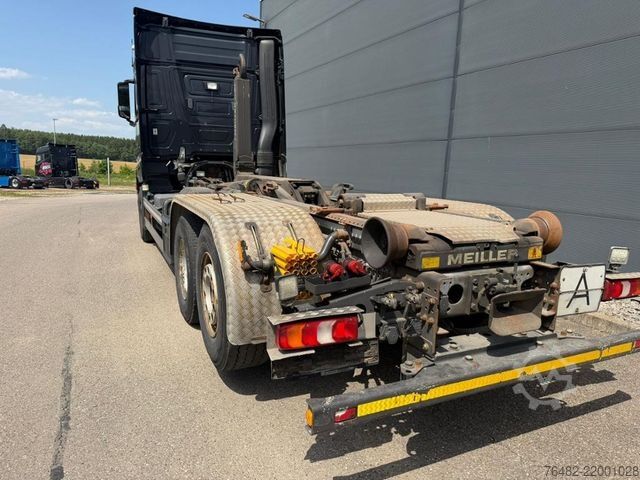 Özel amaçlı kamyon MERCEDES-BENZ Actros 2551 LL 6x2 Abrollkipper AUT LM SpurH